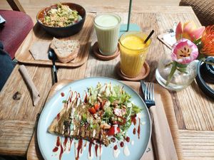 Balance Deli Salat, Quiche, Golden Milk und Matcha Latte at Balance Deli in Frankfurt