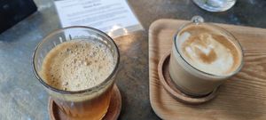 Fresh apple juice and a flat white at Balance Deli in Frankfurt