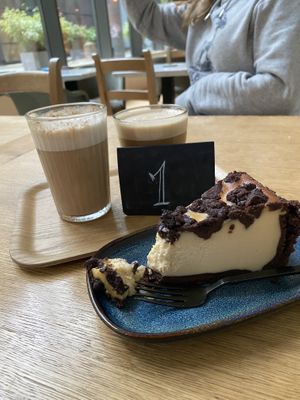 Russischer Zupfkuchen, Chai Latte und Cappuccino  #Veganuary at Balance Deli in Frankfurt