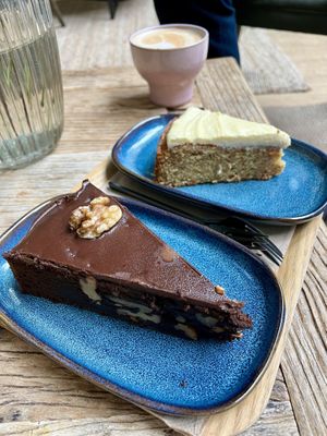  Walnuss-Schokokuchen & carrot cake  at Balance Deli in Frankfurt
