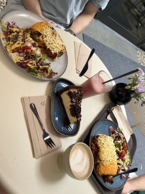 Moussaka und Zupfkuchen  at Balance Deli in Frankfurt