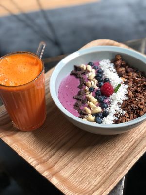 Very Berry Smoothie Bowl and the freshly pressed Immunity Juice at Balance Deli in Frankfurt