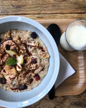 Warming Apple-Walnut Oatmeal at Balance Deli in Frankfurt