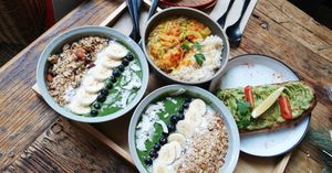 Vegetable curry, green smoothie Bowl and avocado toast at Balance Deli in Frankfurt