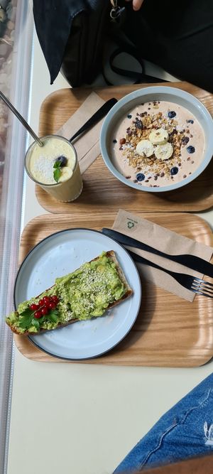 Avocado toast in front, 🍌 smoothie and PB chocolate smoothie bowl at Balance Deli in Frankfurt