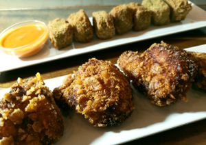 Crujientes de coliflor y croquetas de espinacas at Escafandra in Madrid