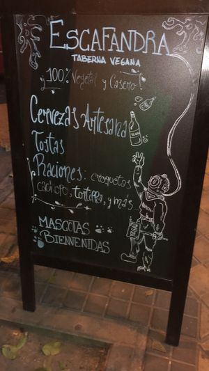 Carta de bienvenida en la puerta  at Escafandra in Madrid