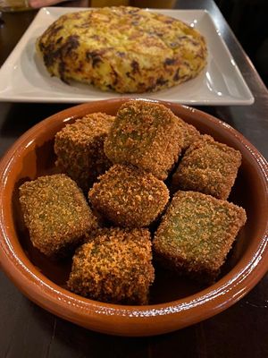 Croquetas y tortilla at Escafandra in Madrid
