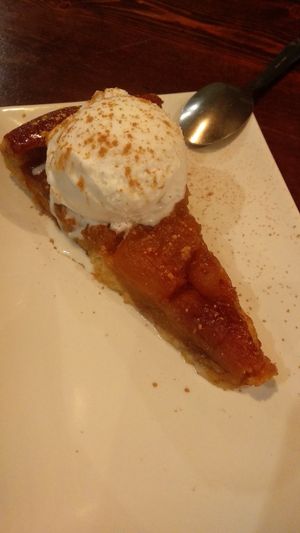 Tarta de manzana con helado de vainilla at Escafandra in Madrid
