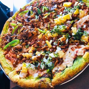 Pizza de chuleta hawaiana 😍 at Salvaxe.MX in Mexico City