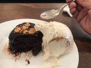 Volcán de chocolate con helado de plátano at Salvaxe.MX in Mexico City