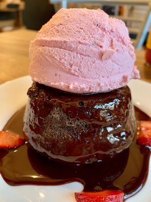 Volcán de chocolate con nieve de fresa😄! at Salvaxe.MX in Mexico City