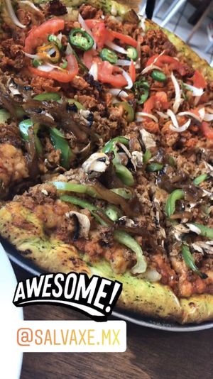 Pizza para compartir con amigos  at Salvaxe.MX in Mexico City