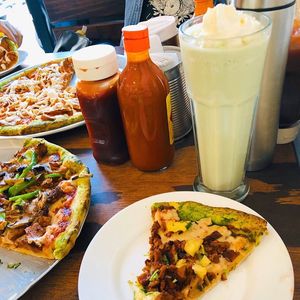 Acompañar tu pizza con malteadas  at Salvaxe.MX in Mexico City