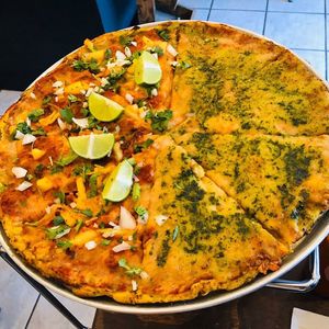 Pizza de 4 quesos  at Salvaxe.MX in Mexico City