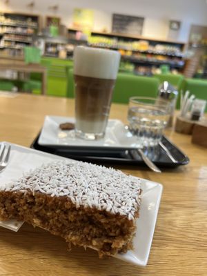 Veganer Kokoskuchen, Café Latte mit Hafermilch   at Spitzwegerich KG in Leibnitz