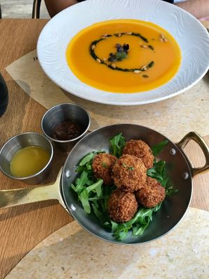 Smoked « sausage » croquettes with their delicious sauces and a soup of the day at Veganapati in Lisbon