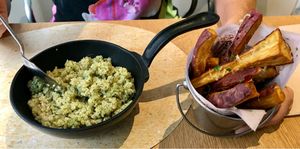 Quinoa salad and « New York » sweet potatoes at Veganapati in Lisbon