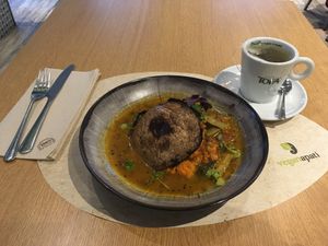 Portobello spicy dish and tea at Veganapati in Lisbon