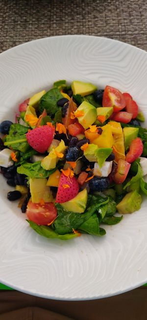 Summer salad at Veganapati in Lisbon