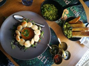 Chutney variation, mini idlis, quinoa, guacamole at Veganapati in Lisbon