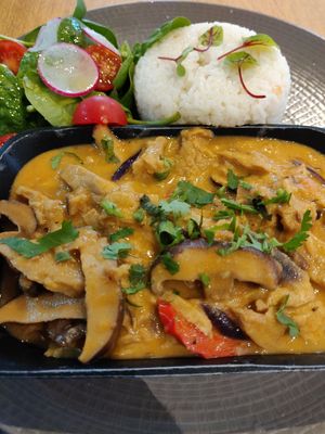 So delicious 😋😋😋 meal of the day at Veganapati in Lisbon