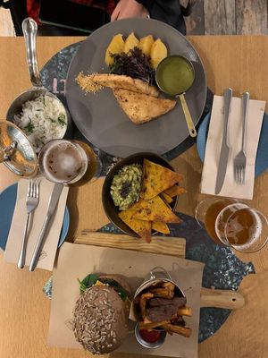 Tofu bio plate (tofu, green curry, slow-cooked pineapple and rice), veganapati guacamole and brownie burger at Veganapati in Lisbon