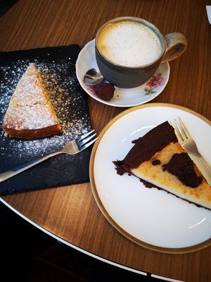 Mandel-Orange Kuchen und Russische Zupfkuchen at Findus in Bremerhaven