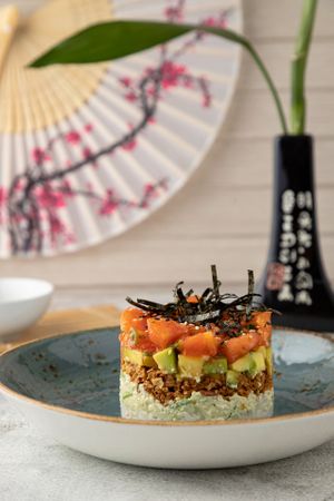 Tar tar de atún vegano, arroz, tofu, crispy onion, aguacate, tomate semi spicy con aceite de sesamo at Come Saludable in La Chorrera