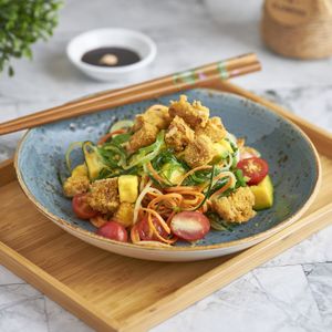 Ensalada vegana, plátano maduro apanado, tomate cherry, aguacate, wakame, mango, zanahoria y pepino en hilos, aderezo mostaza miel  at Come Saludable in La Chorrera