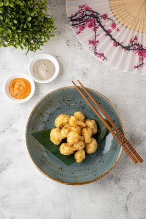 Couliflower, Coliflor tempura acompañado de mayonesa de berenjena y corean mayo at Come Saludable in La Chorrera