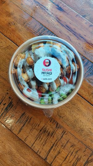 Tofu bowl, base de arroz, aguacate, edamame, tomate cherry, plátano maduro apanado, tofu crujiente, mayonesa de berenjena  at Come Saludable in La Chorrera