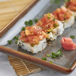 Spicy tuna vegano, vegetales tempura, toping de tomate semi picante con aceite de sesamo at Come Saludable in La Chorrera