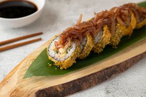 Onion roll, roll apanado relleno de Zuchinni o Zanahoria, toping de cebolla caramelizada, mayonesa de soya y salsa dulce at Come Saludable in La Chorrera