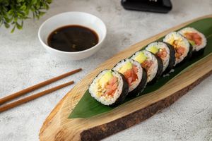 Futomaki vegano, tofu, aguacate, Maíz tostado, tomate concasse semi picante, cebollin y aceite de sesamo at Come Saludable in La Chorrera