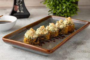 Carrot stone, roll apanado, relleno de zanahoria toping de tofu, mayo spicy y salsa dulce at Come Saludable in La Chorrera