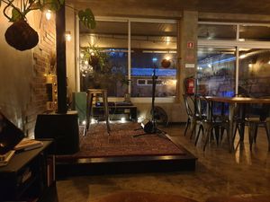 Relaxed atmosphere at Apuro Vegan Bar in Porto