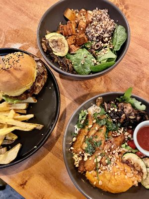 Bowls: sweet and autumn. Burger apuro at Apuro Vegan Bar in Porto