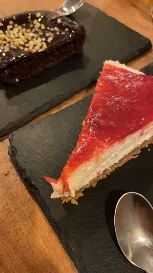 Cheesecake pra quem não gosta de doces repugnantes é a pedida, doce na medida certa. at Apuro Vegan Bar in Porto
