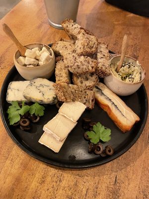 Tábua de queijos vegan  at Apuro Vegan Bar in Porto