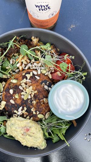 Burger Bowl mit No-Beef  at Apuro Vegan Bar in Porto