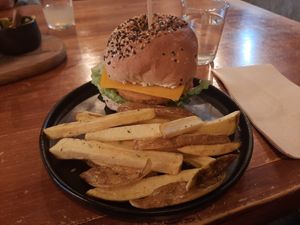 Hamburguer sem chicken 🍔🍟💚 at Apuro Vegan Bar in Porto