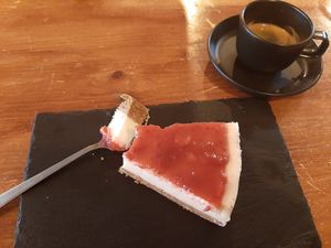 Cheesecake morango 🍓🌱❤ +++ coffee at Apuro Vegan Bar in Porto