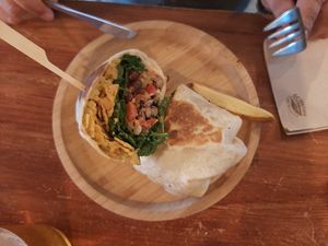 Burrito Pappy 🌮🌱🍺 at Apuro Vegan Bar in Porto
