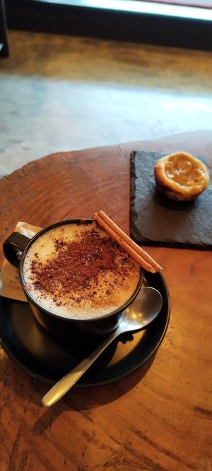 Capuchino con paste de nata at Apuro Vegan Bar in Porto