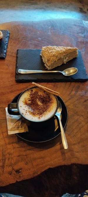 Capuchino con pastel de cookies at Apuro Vegan Bar in Porto