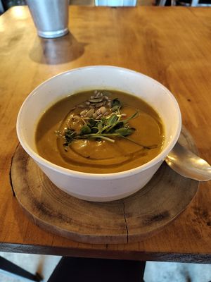 Sopa del día (verduras), sopa espesa y deliciosa. at Apuro Vegan Bar in Porto