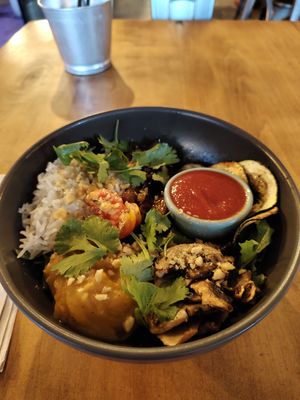 Sweet bowl, mezcla deliciosa de aromas y sabores. at Apuro Vegan Bar in Porto