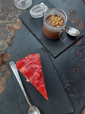 strawberry cheesecake and chocolate mousse at Apuro Vegan Bar in Porto