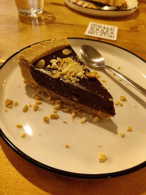 Snickers cake at Apuro Vegan Bar in Porto